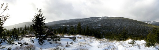Výhled z vrcholu Hradečné: zleva Temná, Vysoká hole, dominuje její spočinek Suť a zcela vpravo je Ostrý vrch.
