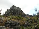 Vyhlídková skála na zelené TZ 150 metrů pod vrcholem Točníku směrem na severovýchod.