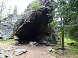 Zajímavá jeskyňka aneb úkryt před deštěm se nachazí zhruba 150m východně od vrcholu Žárovém vrchu.