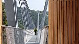 Sky bridge - Nebeský most, který vede od chaty Slaměnka na Sviní hoře přes údolí Mlýnského potoka na hřeben spočinku Chlum, byl zpřístupněn v pátek 13. května 2022.