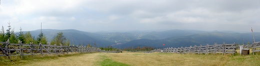 Pohled z vrcholové partie Čertovy hory přes Harrachov na Jizerské hory, vpravo v popředí Mrtvý vrch.