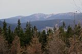 Pohled z vrcholu Struhadla na západ: zleva Lysá hora, Kotel, Harrachovy kameny a Zlaté návrší.