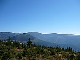 Výhled z Medvědína na východní Krkonoše - zleva Stříbrný hřbet, Sněžka, zcela vpředu Železný vrch, Luční hora, Zadní Planina, Stoh a Liščí hora.