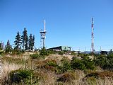Telekomunikační věže a stanice lanovky na vrcholu Medvědína.