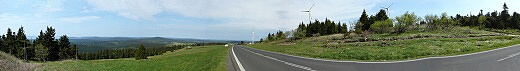 Výhled na panorama západních Krušných hor ze silnice od Božího Daru ke Klínovci (zleva doprava od J k S): Uprostřed snímku na Z dominantní zalesněný kužel Božídarského Špičáku.