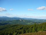 Výhled z "kóty 1059", ležící mezi Malým Javorníkem a Velkým Javorníkem, na panorama Moravskoslezských Beskyd s výraznými tisícovkami Čertův mlýn, Kněhyně, Smrk, Malý Smrk, Lysá hora a Travný.