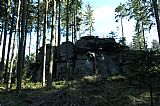 Vrchol Vysoké je schován za předsunutou skálou. Pohled z turistické cesty.