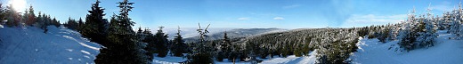 Výhled z podvrcholu Velké Deštné na severní část Orlických hor s tisícovkami Kamenný vrch, Sedloňovský vrch, Vrchmezí, Šerlich a Malá Deštná. Zcela na obzoru jsou zřetelné i nejvyšší vrcholy Krkonoš s nejvyšší Sněžkou.