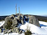 Vrcholová skalka Oblíku na pozadí Jezernice a Jezernice - S vrcholu.