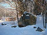 Pamětní kámen připomínající německé osídlení v sedle mezi Kapradí a Žlebským kopcem.