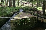 Jezerní potok je jedním z napaječů Schwarzenberského kanálu a odděluje Koňský vrch od Plechého a masivu V pařezí. Napaječ byl vybudován v roce 1867, jak je vytesáno na kamenné desce.