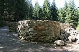 Obnovený základ větší Hauswaldské kaple na svahu Kostelního vrchu.