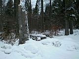 Zasněžené turistické lavičky na vrcholu Obří hory.