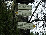 Turistické značení na břehu Jeleního jezírka poblíž Perníku.