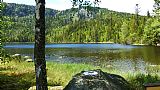 Pamětní kámen a Plešné jezero pod Plechým.