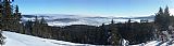 Výhled z Popelné hory - S vrcholu k východu. (Zimní panoramatické foto)
