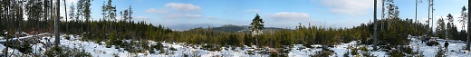 Panorama z vrcholu tisícovky Doupná hora - SV vrchol II přes Větrný, v pozadí vlevo Boubínský hřbet s tisícovkami Jedlová, Zátoňská hora, Zátoňská hora - SV vrchol a Bobík. Vpravo za stromy nepříliš zřetelný Libínský hřbet s tisícovkami Libín, Na skalce a